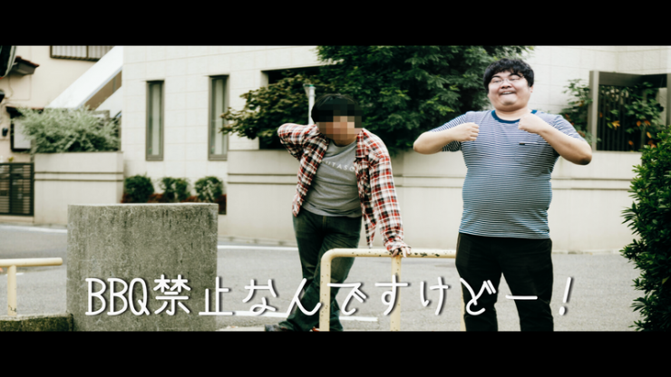 BBQが禁止されている公園でBBQをしている人達に「BBQ禁止なんですけどー」と言っている男性
