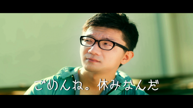 休みにもかかわらず、丁寧に答える男性の画像